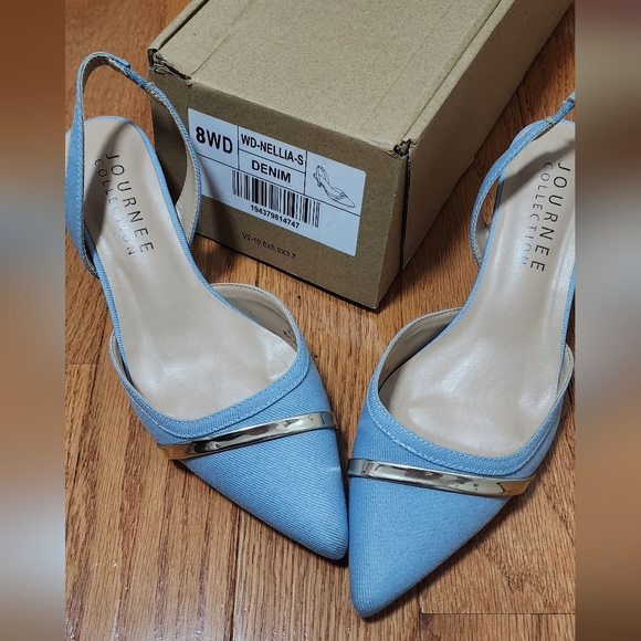 Journee Collection Light Blue Heels with Silver Accent - Picture 4 of 5